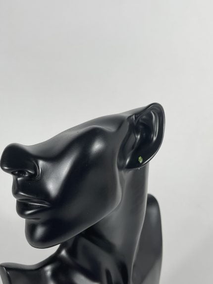 Cercei din argint, decorat cu cristal verde ascuțit