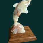 Delfin din Onix de Pakistan pe Soclu de lemn